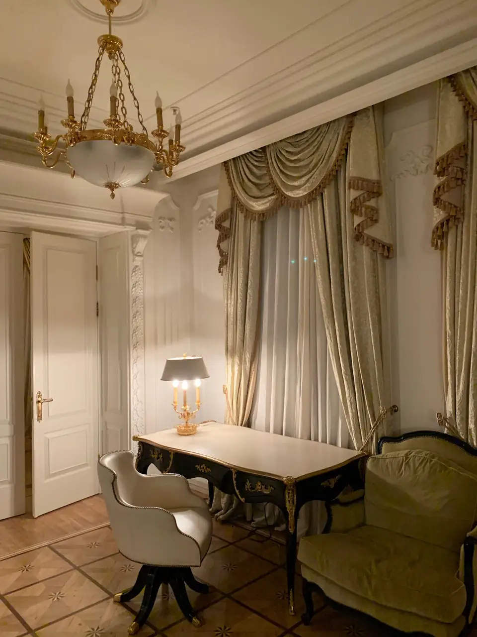 Luxusní interiér pokoje Auriongrand Hotel