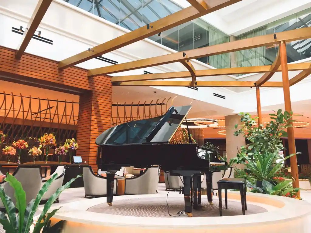 Luxusní lobby hotelu Auriongrand s klavírem